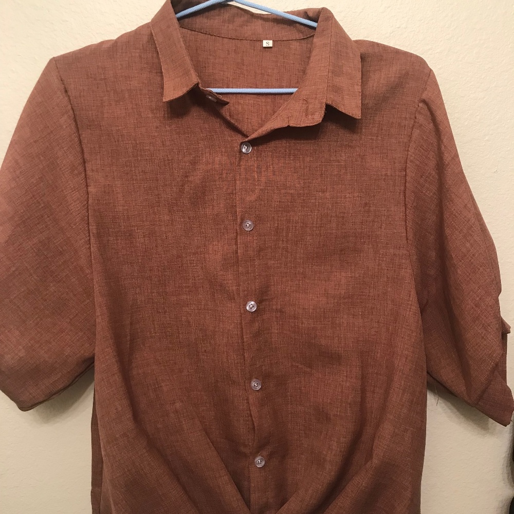 Short sleeved puffy shirt.